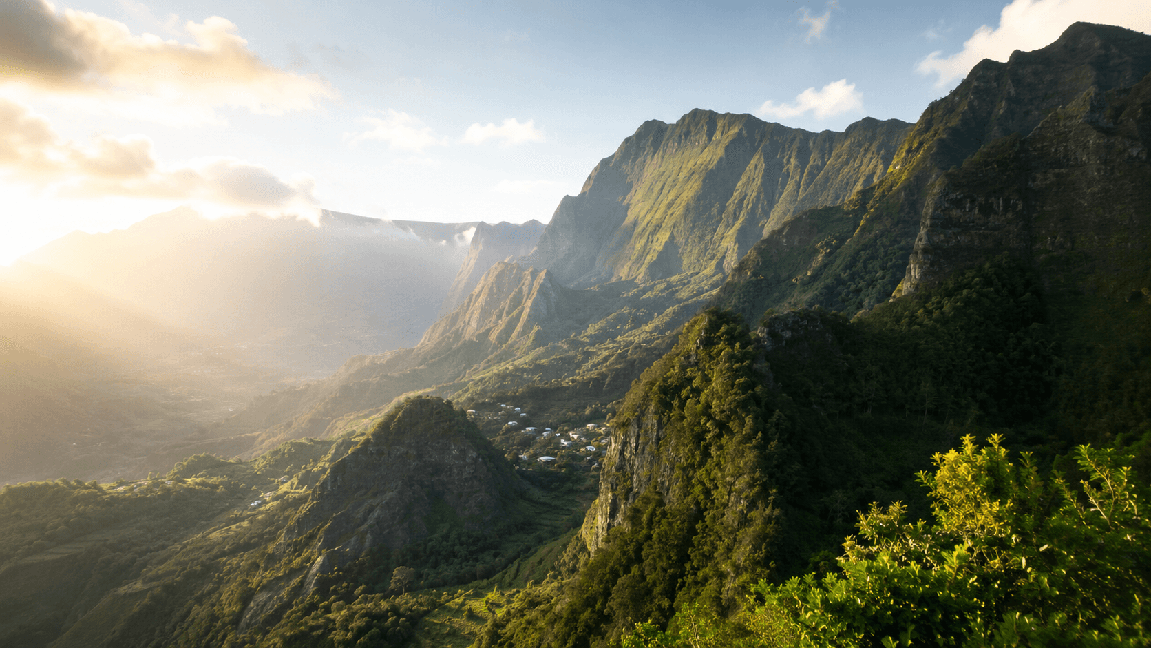 Vue panoramique sur le cirque de Mafate, ses remparts et ses îlets, à La Réunion